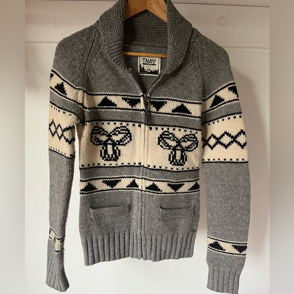Aritzia TNA Cowichan lambswool sweater. Only worn once, good condition.